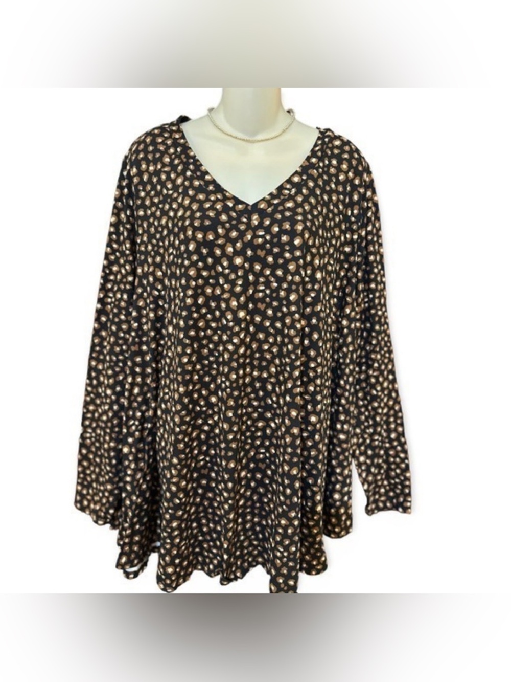 NWT Boutique Black animal print v neck top - Picture 1 of 9